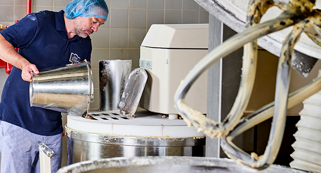 Wij bakken onze stroopwafels zelf in de koekjesfabriek